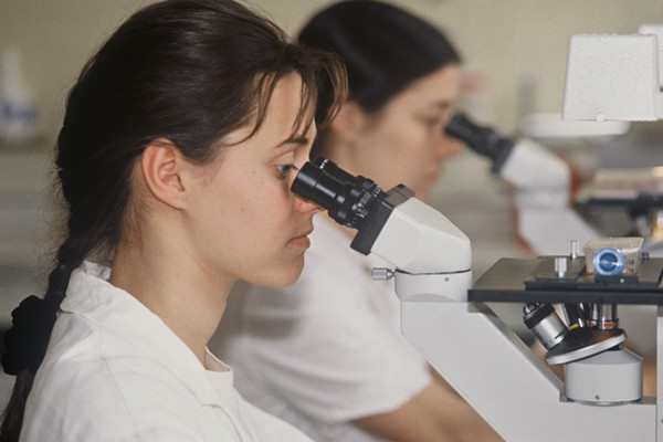 femme microscope recherche médecin chercheur paillasse laboratoire recherche clinique