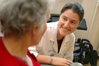Copyright : Photothèque numérique, APHP Visuel pour l'éducation thérapeurique, un soignant qui s'adresse à un patient