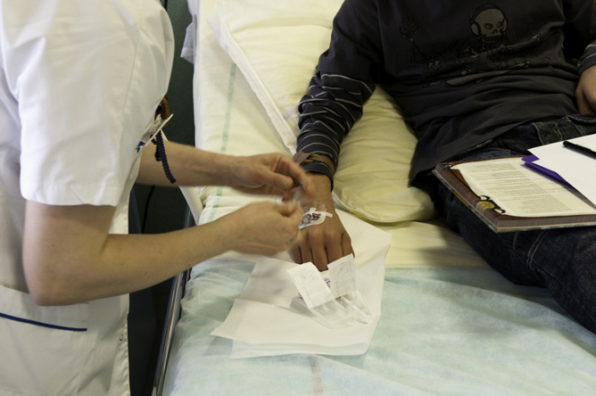 Suivi des enfants pour problème de croissance, cathéter implanté au niveau de la main pour injections.Centre Investigation Clinique 9202 Robert Debré "Physiologie et physiopathologie du développement", Hôpital Robert Debré, Paris.